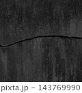 横に太いひび割れが入った消炭色のコンクリート壁の正方形の背景画像b 143769990