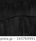 横に太いひび割れが入った黒灰色のコンクリート壁の正方形の背景画像b 143769991