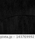 横に太いひび割れが入った暗い黒灰色のコンクリート壁の正方形の背景画像b 143769992