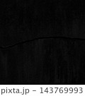 横に太いひび割れが入った黒色のコンクリート壁の正方形の背景画像b 143769993