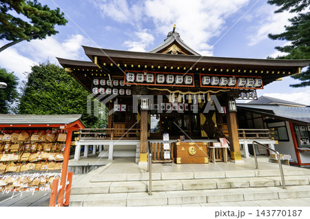 中野沼袋氷川神社　絵馬掛けと社殿正面　東京都中野区沼袋1丁目 143770187