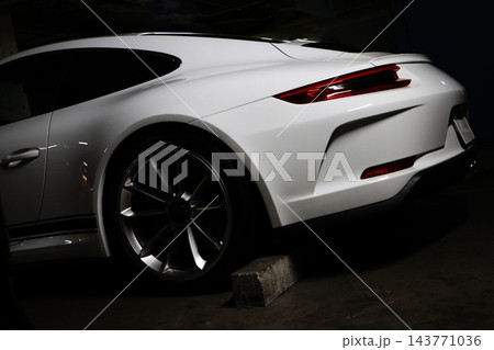 暗い駐車場の光と影に浮かぶポルシェ911 GT3ツーリングのリアデザイン 暗い駐車場の光と影に浮かぶポルシェ911 GT3ツーリングのリアデザイン 143771036
