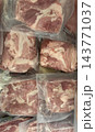 真空パックされた豚肉の小分けパック（ブロック・塊肉） 143771037