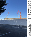 大規模な競技場・スタジアムの建設現場とクレーン 143771109