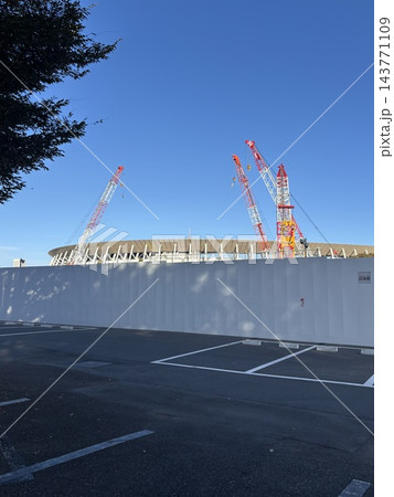 大規模な競技場・スタジアムの建設現場とクレーン 143771109