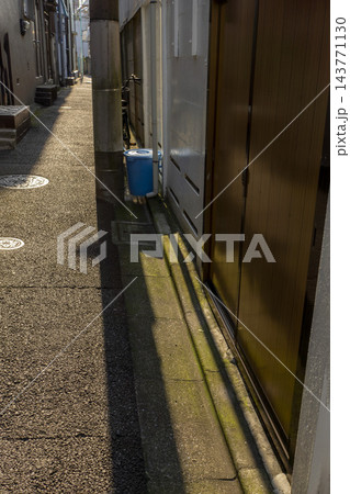 電柱とゴミ箱のある道 電柱とゴミ箱のある道 143771130