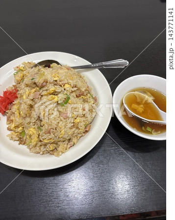 町中華の炒飯セットとスープ(中華料理) 町中華の炒飯セットとスープ(中華料理) 143771141