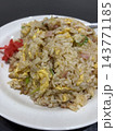 紅生姜が添えられたパラパラの炒飯（チャーハン）の近接撮影 143771185