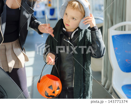 Mother Daughter Boarding Tram Halloween Costumes Autumn 143771374