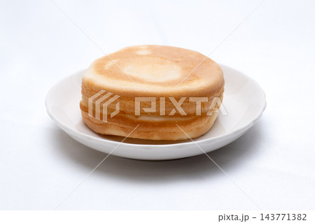 白い皿に乗った甘い二重焼き 143771382