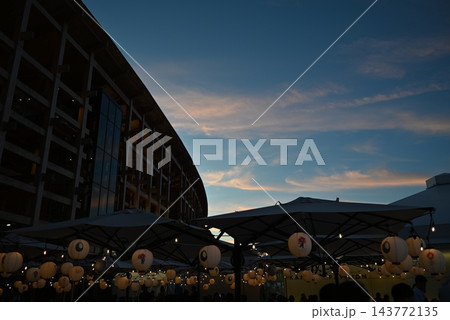7月、大阪、関西万博の夕暮れ時の大屋根リングと提灯 143772135