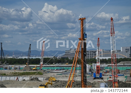 7月、大阪、関西万博横のIR施設の基礎工事現場 143772144