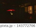 照明された赤い大きな番傘と和室 143772706