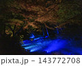 照明されたかえで紅葉と仮想の川 143772708