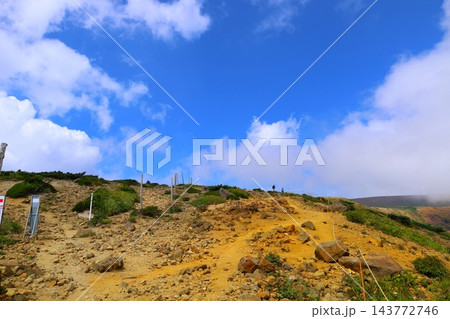 青空と白い雲が広がる夏の蔵王連峰の登山道 青空と白い雲が広がる夏の蔵王連峰の登山道 143772746