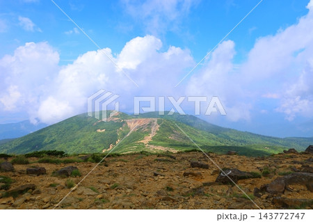 蔵王連峰・熊野岳山頂から望む美しい稜線と夏の青空 143772747