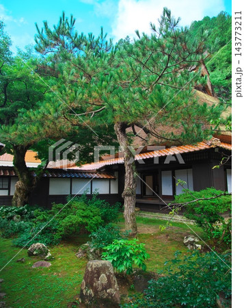 美濃地屋敷　茅葺屋根の母屋の中庭 143773211
