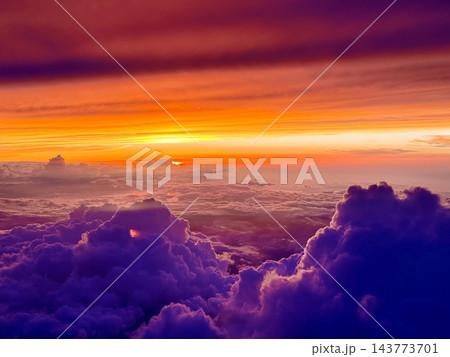 赤紫色とオレンジ色に染まる空と広大な雲海 赤紫色とオレンジ色に染まる空と広大な雲海 143773701