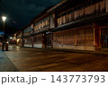 夜の金沢の茶屋街と木造の町家 143773793