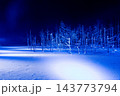 青くライトアップされた冬の青い池と立ち枯れの木 143773794