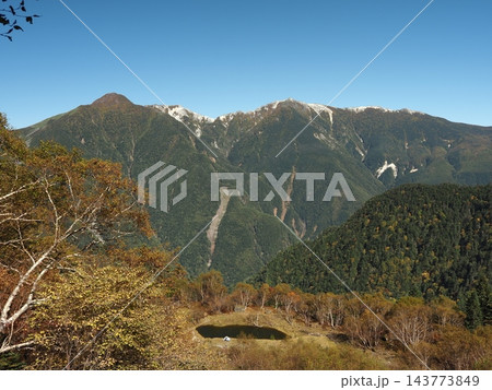 草すべりから見る鳳凰三山と白根御池 草すべりから見る鳳凰三山と白根御池 143773849