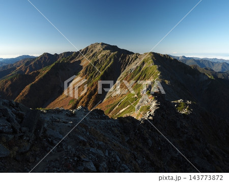 北岳から見る中白根山と間ノ岳 北岳から見る中白根山と間ノ岳 143773872