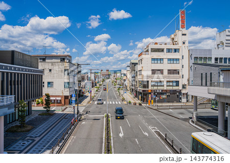 青空と白い雲が広がる富士宮駅前交流センター周辺の街並みと道路風景（アスペクト比3:2）(静岡県) 143774316