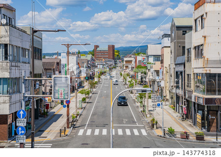 夏の青空が広がる富士宮駅前のメインストリートと市街地の景観（アスペクト比3:2）(静岡県) 143774318