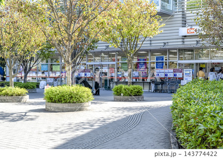 東京都品川区 青物横丁駅前のオーケーストアと緑のある広場 東京都品川区 青物横丁駅前のオーケーストアと緑のある広場 143774422