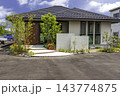平屋建てモダン住宅外観 143774875