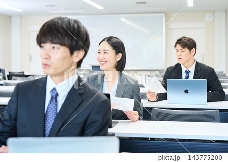 明るい室内でセミナーや勉強会に参加するビジネスパーソン 143775200