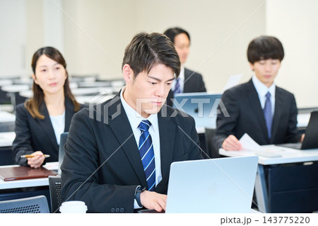 明るい室内でセミナーや勉強会に参加するビジネスパーソン 143775220