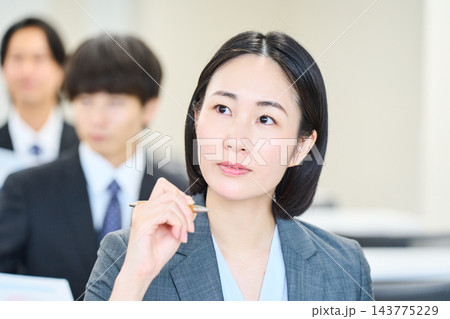 明るい室内でセミナーや勉強会に参加するビジネスパーソン 明るい室内でセミナーや勉強会に参加するビジネスパーソン 143775229