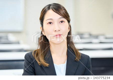 オフィスで資料を見ながらチームで仕事をする若い会社員 オフィスで資料を見ながらチームで仕事をする若い会社員 143775234