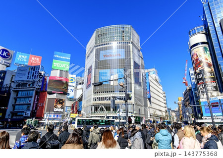 東京都、通行人で混雑する日中の渋谷スクランブル交差点 東京都、通行人で混雑する日中の渋谷スクランブル交差点 143775368