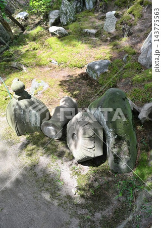 倒れた石灯籠と庭園の緑(新潟県聖籠町) 倒れた石灯籠と庭園の緑(新潟県聖籠町) 143775563