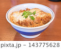 三つ葉が彩りを添えるかつ丼1 143775628