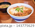三つ葉が彩りを添えるかつ丼2 143775629