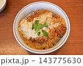 三つ葉が彩りを添えるかつ丼3 143775630