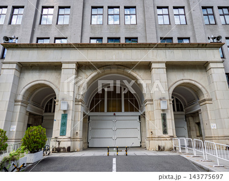 財務省本庁舎の正面入口 霞が関の官公庁建築 財務省本庁舎の正面入口 霞が関の官公庁建築 143775697