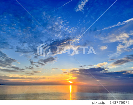 井県・水晶浜から望む日本海に沈む夕日と美しい夕焼け空 143776072