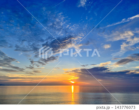 井県・水晶浜から望む日本海に沈む夕日と美しい夕焼け空 井県・水晶浜から望む日本海に沈む夕日と美しい夕焼け空 143776073