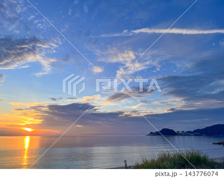 井県・水晶浜から望む日本海に沈む夕日と美しい夕焼け空 井県・水晶浜から望む日本海に沈む夕日と美しい夕焼け空 143776074