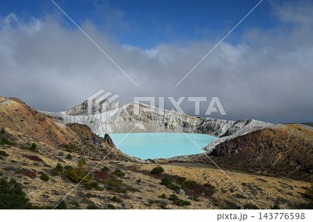 草津白根山 エメラルドグリーンの湯釜 草津白根山 エメラルドグリーンの湯釜 143776598