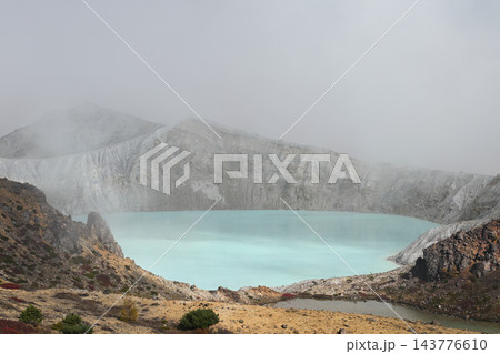 草津白根山 エメラルドグリーンの湯釜 草津白根山 エメラルドグリーンの湯釜 143776610