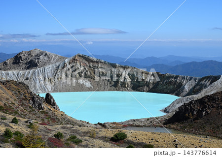 草津白根山 エメラルドグリーンの湯釜 草津白根山 エメラルドグリーンの湯釜 143776614