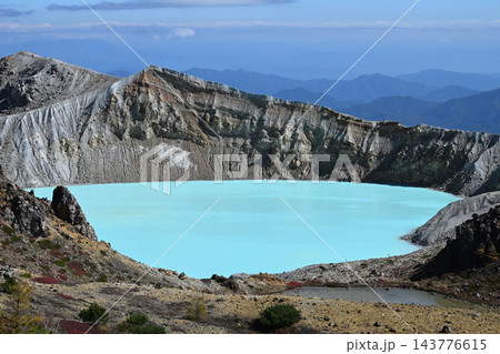 草津白根山　エメラルドグリーンの湯釜 143776615