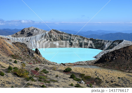 草津白根山　エメラルドグリーンの湯釜 143776617