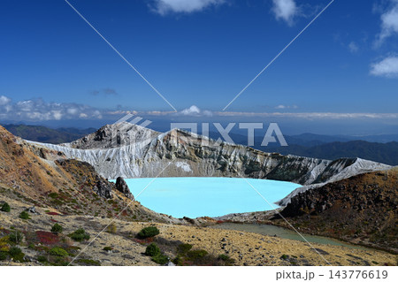 草津白根山 エメラルドグリーンの湯釜 草津白根山 エメラルドグリーンの湯釜 143776619