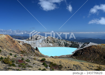 草津白根山　エメラルドグリーンの湯釜 143776620